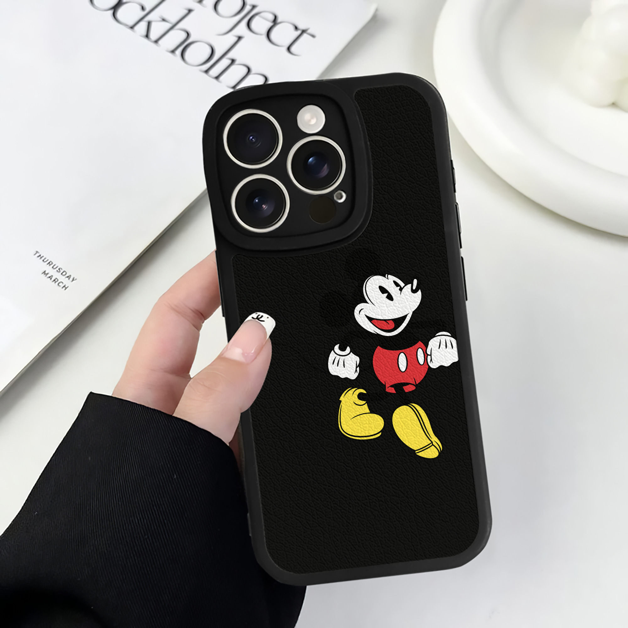 （画像用） ミッキーマウス Mickey Mouse 【iPhone 16シリーズ対応】シリコンスマホケース（レザー調） 材質：シリコン